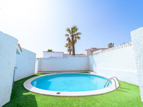 Enticing holiday home in Arico El Nuevo with outdoor pool